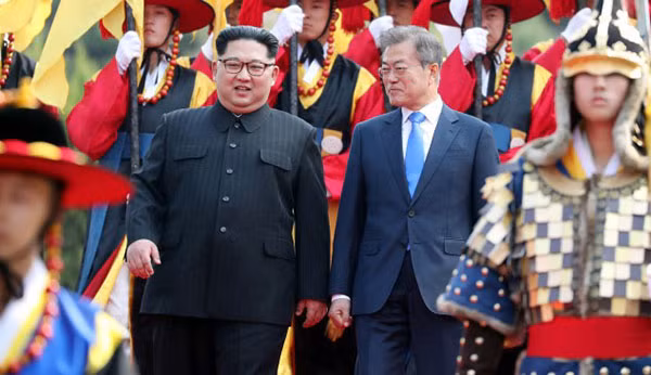 Nhà lãnh đạo Kim Jong-un và Tổng thống Moon Jae-in. Nhà lãnh đạo Kim Jong-un và Tổng thống Moon Jae-in.