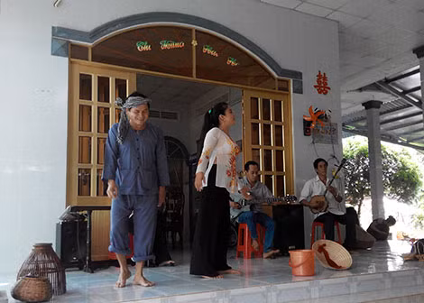 Biểu diễn đờn ca tài tử. Biểu diễn đờn ca tài tử.