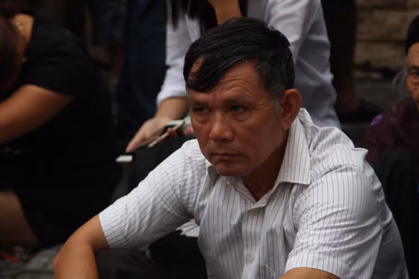 Ông Nguyễn Tiến Dũng chia sẻ: “Dù biết phải ngồi đợi rất lâu nhưng vì số lượng người quá đông nên tôi phải đến xếp hàng từ khá sớm để đến lượt vào viếng Bác”.