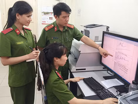 Giám định chữ viết, chữ ký tại Phòng Kỹ thuật hình sự Công an TP Hà Nội. Giám định chữ viết, chữ ký tại Phòng Kỹ thuật hình sự Công an TP Hà Nội.