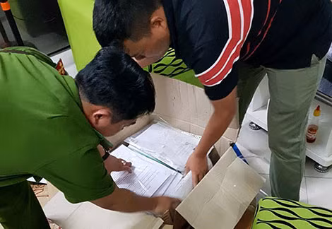 Cán bộ điều tra thu giữ tang vật của vụ án.
