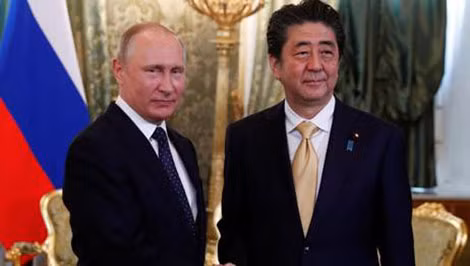 Thủ tướng Nhật Bản Abe và Tổng thống Nga Putin tại Điện Kremlin ngày 26-5.
