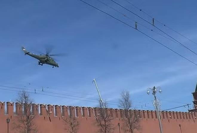Ngay sau khi tái xuất, đoạn video ghi lại hình ảnh trực thăng Mi-35MS cất cánh từ điện Kremlin cùng nhiều tấm ảnh rõ nét của chiếc máy bay này cũng đã được đăng tải. Ngay sau khi tái xuất, đoạn video ghi lại hình ảnh trực thăng Mi-35MS cất cánh từ điện Kremlin cùng nhiều tấm ảnh rõ nét của chiếc máy bay này cũng đã được đăng tải.