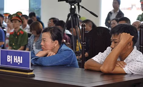 Người thân của nạn nhân đau đớn tại Tòa. Người thân của nạn nhân đau đớn tại Tòa.