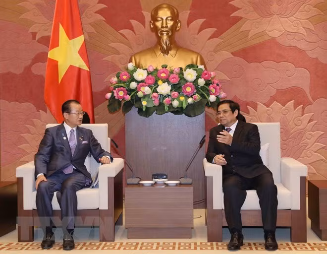 Đồng chí Phạm Minh Chính, Ủy viên Bộ Chính trị, Bí thư Trung ương Đảng, Trưởng Ban Tổ chức Trung ương, Chủ tịch Nhóm Nghị sỹ hữu nghị Việt Nam-Nhật Bản tiếp ngài Kawamura Takeo, Chủ tịch Ủy ban Ngân sách Hạ viện Nhật Bản kiêm Phó Chủ tịch Liên minh Nghị sỹ hữu nghị Nhật Bản-Việt Nam.