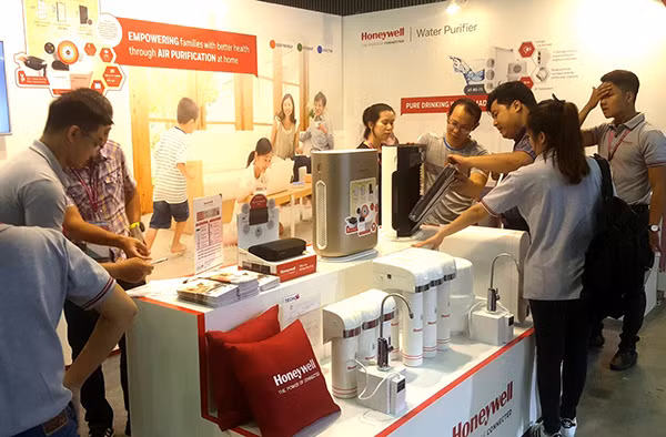 Các sản phẩm gia dụng thông minh của Honeywell thu hút nhiều sự quan tâm tại Triển lãm.