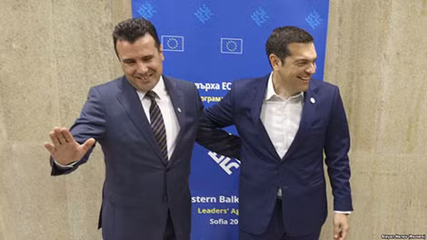 Hai Thủ tướng Zoran Zaev của Macedonia và Alexis Tsipras của Hy Lạp sau khi ký kết thỏa thuận.