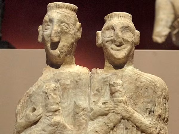 Cụ thể, phụ nữ Babylon được đưa đến một ngôi đền. Tại đây, họ sẽ có "quan hệ" với một người xa lạ - có thể đó là người giàu hay nghèo, trẻ hay già.
