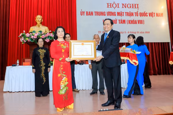 Đồng chí Trần Thanh Mẫn trao Huân chương Lao động hạng Nhì cho Phó Chủ tịch Bùi Thị Thanh.