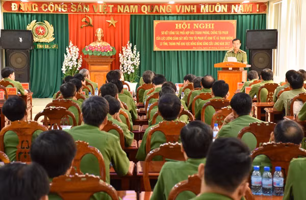 Đại tá Lê Tấn Tới, Giám đốc Công an tỉnh Bạc Liêu, phát biểu khai mạc Hội nghị.