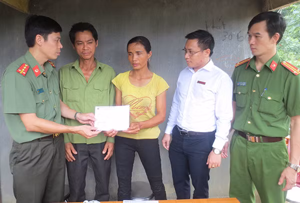 Đại diện Báo CAND và Công an tỉnh Hà Giang cùng Agribank chi nhánh huyện Vị Xuyên thăm hỏi, sẻ chia tới gia đình anh Thứ, chị Thu có cháu Kiên bị tử vong do mưa lũ.