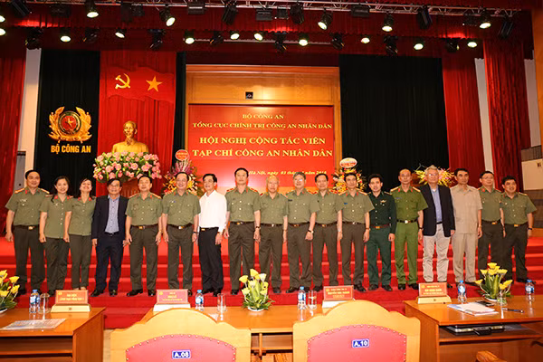 Thứ trưởng Nguyễn Văn Thành với các đại biểu dự Hội nghị.