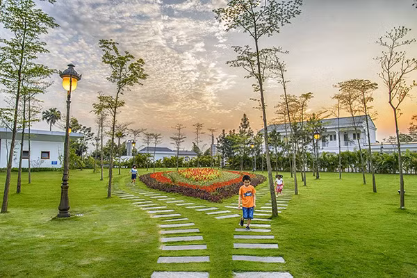 … hay thỏa sức chơi đùa giữa khuôn viên tràn ngập màu xanh.