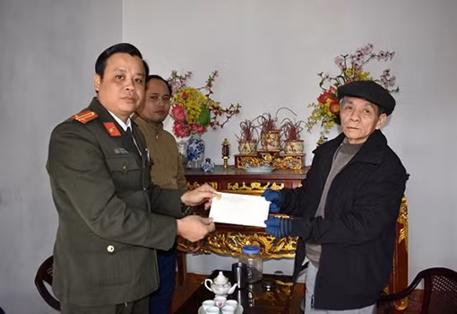 Chia sẻ nỗi mất mát với gia đình nạn nhân tai nạn giao thông