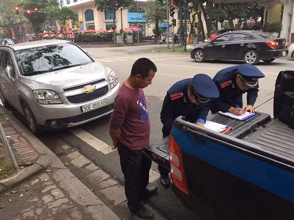 Đoàn kiểm tra liên ngành xử phạt lái xe dừng đỗ sai quy định.