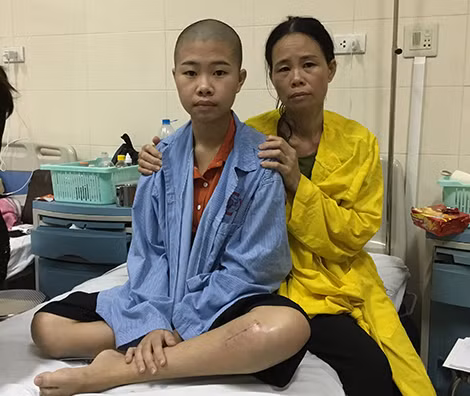 Triệu Thị Phương Anh (18 tuổi) bị ung thư xương và mẹ. Triệu Thị Phương Anh (18 tuổi) bị ung thư xương và mẹ.