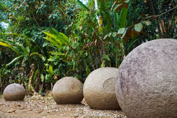 Đá hình cầu, Costa Rica: Những khối đá hình cầu ở Costa Rica vẫn là một trong những bí ẩn khảo cổ học lớn nhất thế giới. Hơn 300 khối đá hình cầu với nhiều kích cỡ được chế tác hoàn hảo, nhưng ai là chủ nhân của chúng vẫn chưa được làm sáng tỏ. Đá hình cầu, Costa Rica: Những khối đá hình cầu ở Costa Rica vẫn là một trong những bí ẩn khảo cổ học lớn nhất thế giới. Hơn 300 khối đá hình cầu với nhiều kích cỡ được chế tác hoàn hảo, nhưng ai là chủ nhân của chúng vẫn chưa được làm sáng tỏ.