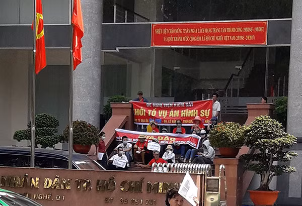 Hiện nhiều người mua chung cư Gia Phú vẫn đang trong hành trình đi tìm quyền lợi cho mình. Hiện nhiều người mua chung cư Gia Phú vẫn đang trong hành trình đi tìm quyền lợi cho mình.