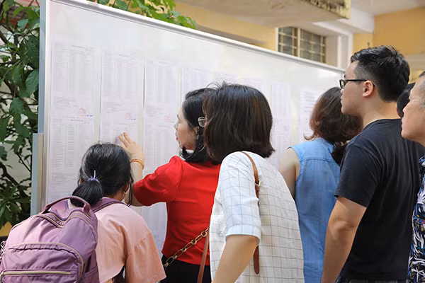Lựa chọn phương án tuyển sinh vào lớp 10 trong năm học 2019-2020 đang thu hút sự quan tâm của đông đảo phụ huynh và xã hội.