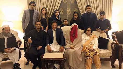 Tân Thủ tướng Pakistan Imran Khan và gia đình. Người đeo khăn che mặt là bà vợ thứ ba - Bushra Maneka.