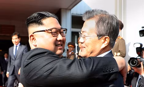 Nhà lãnh đạo Triều Tiên Kim Jong-un và Tổng thống Hàn Quốc Moon Jae-in trong cuộc gặp vừa diễn ra ngày 26-5 tại Panmumjom. Ảnh: Yonhap.