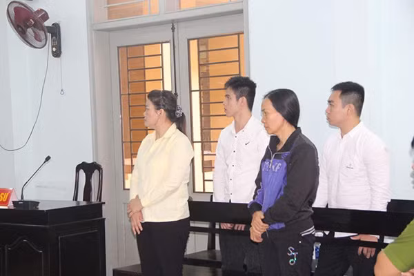 Các đối tượng Lan, Mai, Vi, Lê tại Tòa. Các đối tượng Lan, Mai, Vi, Lê tại Tòa.