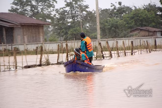 Bản làng mênh mông nước suốt 3 ngày qua.