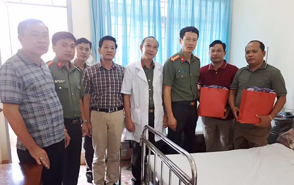 Đại tá Vũ Hồng Văn, Giám đốc Công an tỉnh Đắk Lắk thăm hỏi và động viên 2 sỹ quan Công an tỉnh Mondulkiri.