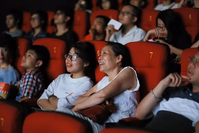 Dõi theo từng phân cảnh, khán giả có thể bật cười với những hành động ngộ nghĩnh của chú cá mập ăn kiêng nhút nhát Sharkira, cô cừu đỏng đảnh Sheepora hay chú chim gõ kiến sợ độ cao Pekka…