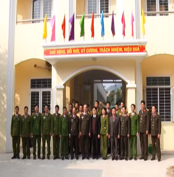 Thượng tướng Nguyễn Văn Thành, Ủy viên Trung ương Đảng, Thứ trưởng Bộ Công an chụp ảnh lưu niệm tại Công an huyện.