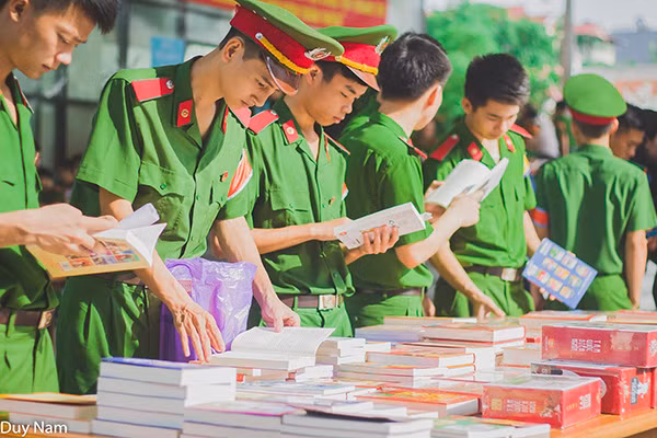 Sinh viên Học viện CSND trong một giờ ngoại khóa, tự nghiên cứu.