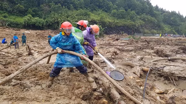 Tìm kiếm nạn nhân mất tích.