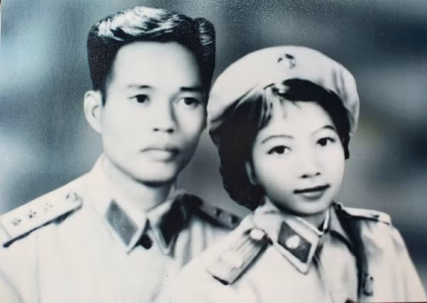 Nhà văn Nguyễn Minh Châu và vợ.