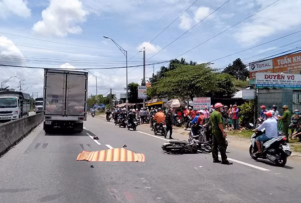 Hiện trường vụ tai nạn khiến một phụ nữ tử vong.