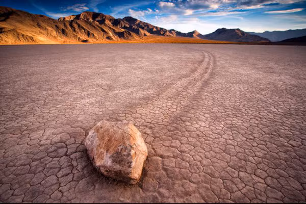 Hồ Racetrack Playa, bang California, Mỹ: Nằm tại Thung lũng chết ở bang California, hồ Racetrack Playa nổi tiếng với phong cảnh đẹp và bí ẩn chưa có lời giải đáp. Nơi đây có các tảng đá tự chuyển trên đáy hồ khô cạn. Hồ Racetrack Playa, bang California, Mỹ: Nằm tại Thung lũng chết ở bang California, hồ Racetrack Playa nổi tiếng với phong cảnh đẹp và bí ẩn chưa có lời giải đáp. Nơi đây có các tảng đá tự chuyển trên đáy hồ khô cạn.