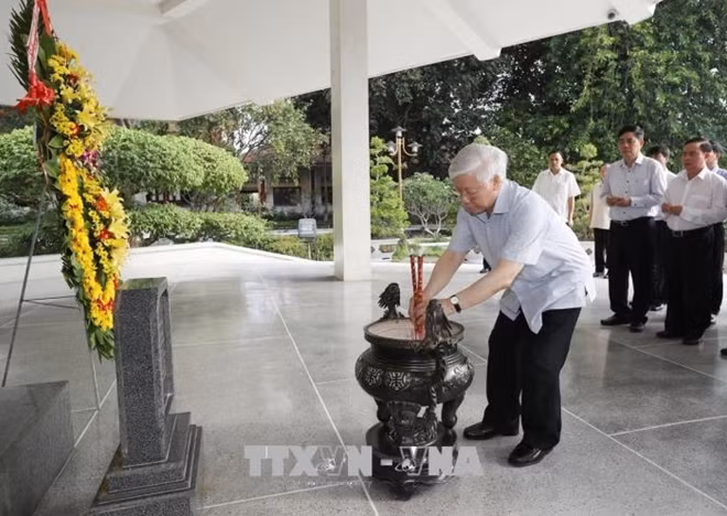 Tổng Bí thư Nguyễn Phú Trọng dâng hương Đền thờ, viếng mộ cụ Phó bảng Nguyễn Sinh Sắc.