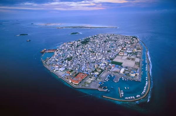 Maldives được dự đoán sẽ chìm trong vòng 50 năm tới do biến đổi khí hậu và ô nhiễm.