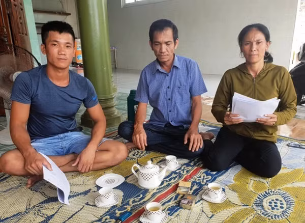 Gia đình ông Phạm Ngọc Cường lặn lội gần cả năm để đi đòi quyền lợi bảo hiểm chính đáng cho con tàu của mình. Gia đình ông Phạm Ngọc Cường lặn lội gần cả năm để đi đòi quyền lợi bảo hiểm chính đáng cho con tàu của mình.