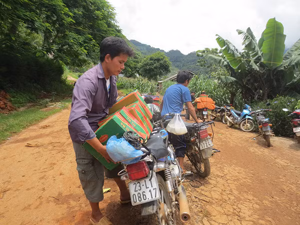 Trong những ngày qua, nhiều đoàn công tác xã hội từ thiện đã đến thăm và hỗ trợ nhu yếu phẩm tới các bà con vùng lũ Lùng Tám.