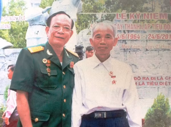 Ông Tư Dũng (trái) và ông Tấy, hai người còn lại của Tiểu đội Kinh Tài.