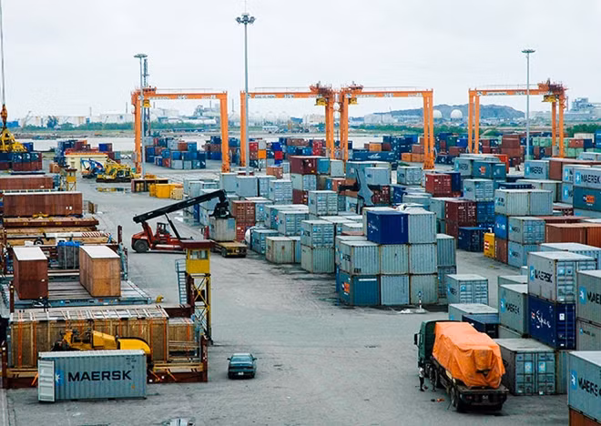 Hàng tồn đọng tại cảng biển nhiều sẽ gây khó khăn cho doanh nghiệp.
