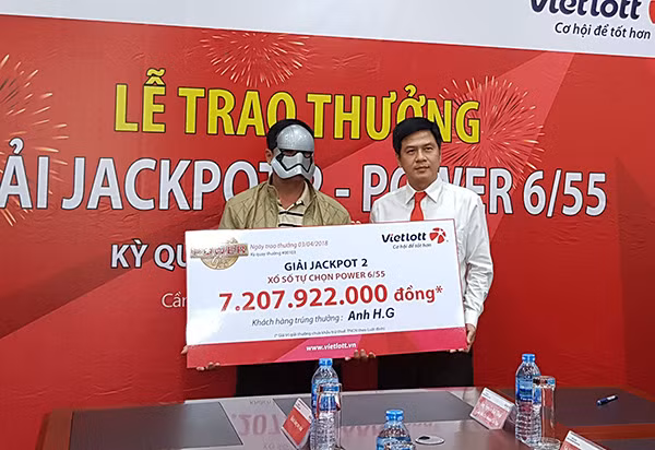Ông G., đeo mặt nạ nhận giải Jakpot 2 trị giá trên 7 tỷ đồng. Ông G., đeo mặt nạ nhận giải Jakpot 2 trị giá trên 7 tỷ đồng.