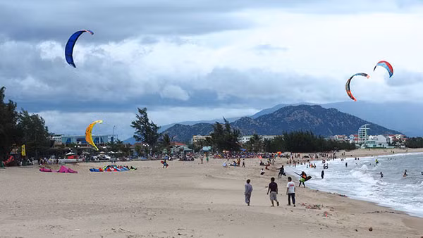Bãi biển Bình Sơn - Ninh Chữ hôm nay. Trước 1975, đây là vị trí có sân bay Nước Mặn.