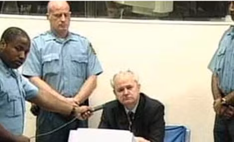 Tổng thống Nam Tư S. Milosevic (người ngồi) tại ICJ. Tổng thống Nam Tư S. Milosevic (người ngồi) tại ICJ.