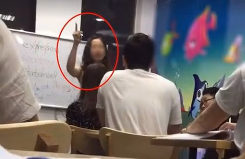 Màn đấu khẩu giữa cô và trò (ảnh cắt từ clip).