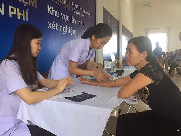 Khám tầm soát, tư vấn miễn phí bệnh gan cho người dân.