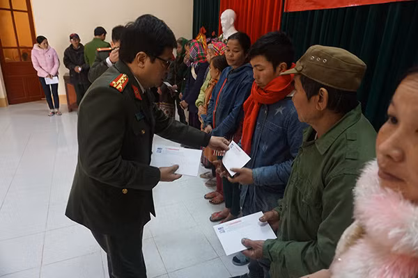 Những món quà nhỏ được trao cho các hộ dân có hoàn cảnh khó khăn.