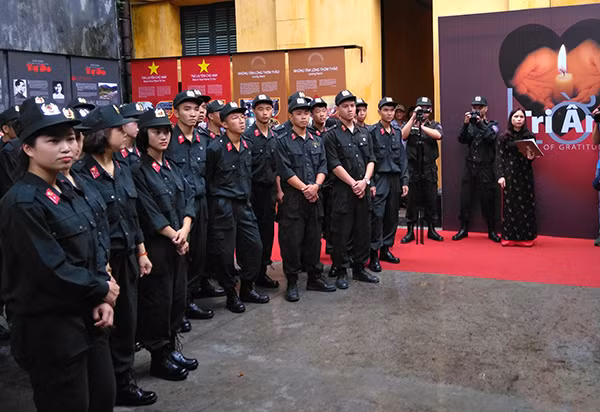 Đoàn viên thanh niên Trung đoàn Cảnh sát cơ động - Công an TP Hà Nội ôn lại truyền thống hào hùng qua gian trưng bày chuyên đề “Lời tri ân”.