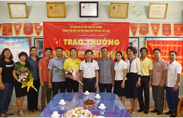 Lãnh đạo Sở văn hoá và thể thao Hải Phòng trao thưởng cho VĐV Hoàng Thị Loan.