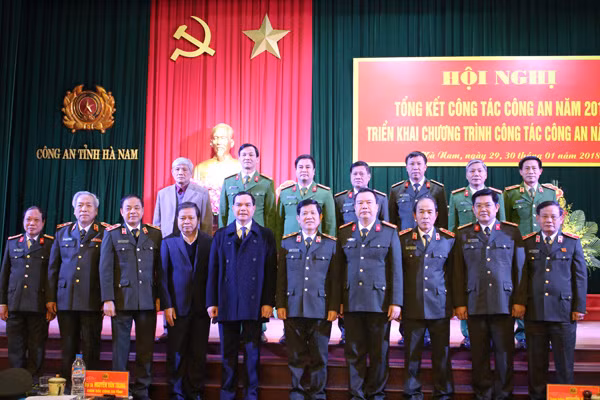 Thứ trưởng Nguyễn Văn Sơn, Bí thư tỉnh ủy Nguyễn Đình Khang, Chủ tịch UBND Nguyễn Văn Đông và các đại biểu tại Hội nghị.